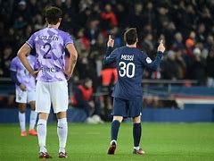 关于转会期巴黎圣日耳曼备战欧联，防线松动细节曝光，质疑声仍在，资深球员宣示担当的信息